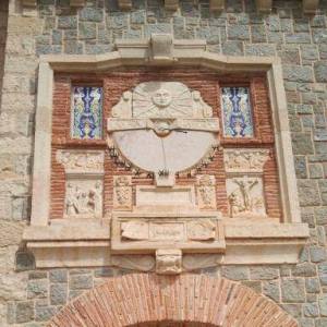 Reloj solar en una de las fachadas laterales del santuario
