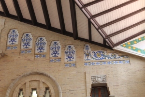 Detalle del muro interior con decoración en azulejo valenciano