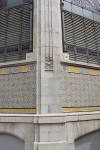 Detalle del muro exterior donde se combinan piedra natural, azulejos y las mallorquinas