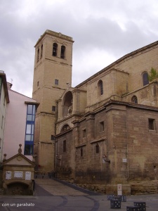 Iglesia de Santiago y fuente del peregrino.