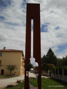 Monumento al lugar donde se encuentran el camino Francés y el Aragonés