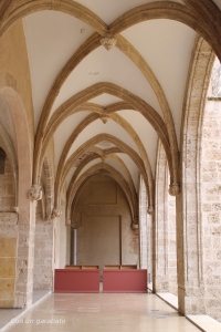 Entrada al claustro gótico del Convento a través de la iglesia. Hoy cerrado. 