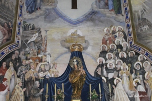 Detalle del mural. Al lado derecho los santos valencianos y al izquierdo personajes de la historia de España