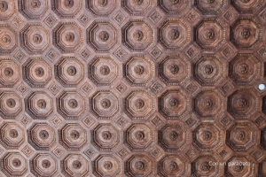 detalle del artesonado de madera del techo de la entrada de Correos